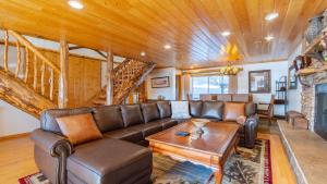 Gorgeous Ski In Ski Out Home w Game Room Hot Tub Clover by AvantStay