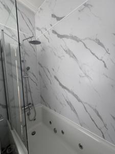 Westwood House, Hastings - Spacious 5 Ensuite Home Near Hastings Town & beach