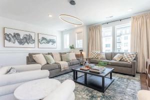 Luxe 4BR with Fire Pit Grill and City Views