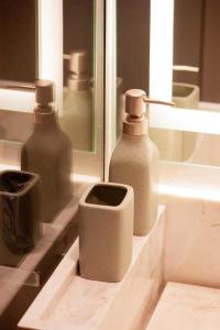 Studio with King Bed, Pool and Gym