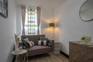 Diamond 3 Bedroom Apartment-Free Parking-Walk to Station-WA1