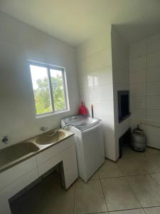 Casa em itapema fácil acesso e bem localizada