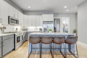 Rooftop Fire Pit + River Views 4BR Sleeps 12