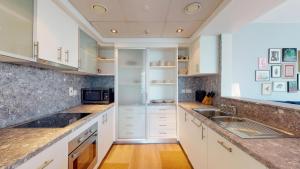 Vacationer Holiday Homes l Vibrant 2 Bed l City Skyline Views l Marina Walk