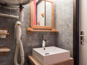 Studio rénové proche pistes et commerces avec balcon - FR-1-502-425