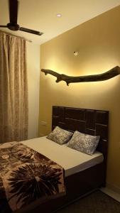Sukoon Luxury 2BHK Near Airport, Netflix Lounge