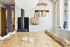 Connect In A Cosy Wooden Cottage
