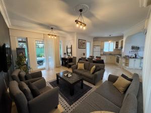 Villa with Private Pool - 5 min to Land Of Legends - Sheltered