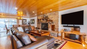 Gorgeous Ski In Ski Out Home w Game Room Hot Tub Clover by AvantStay