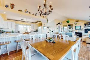 Sound front home with easy beach access, fireplace, sauna, boat access, 2 bikes