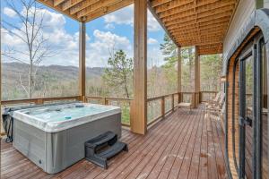 New & Lux Hottub Sauna with Mt Views - Otter Run #4