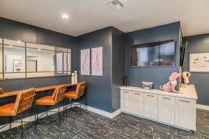 Resort-Style 3RB-2BR-1BR Retreat, Pool, Gym, Parking