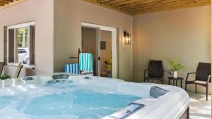 Maple Oasis by AvantStay Newly Built w Hot Tub Game Room Fire Pit