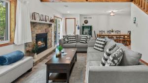 Maple Oasis by AvantStay Newly Built w Hot Tub Game Room Fire Pit