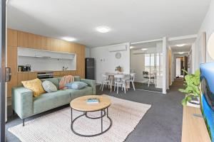 Cloud Six 2BR on Flinders