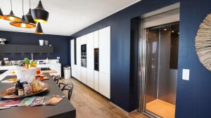 Contemporary Villa With Sea View In Hyères