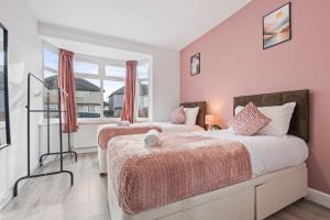 Perfect for Group Contractors Relocators Stay Near Centre Fully Equipped 4BR Cozy Home Retreat With Free Parking
