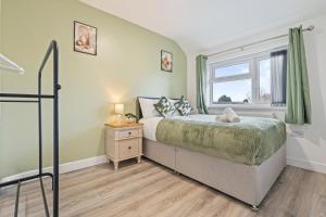 Perfect for Group Contractors Relocators Stay Near Centre Fully Equipped 4BR Cozy Home Retreat With Free Parking