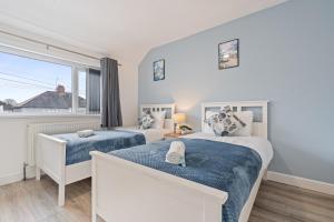 Perfect for Group Contractors Relocators Stay Near Centre Fully Equipped 4BR Cozy Home Retreat With Free Parking