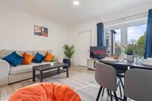 Perfect for Group Contractors Relocators Stay Near Centre Fully Equipped 4BR Cozy Home Retreat With Free Parking