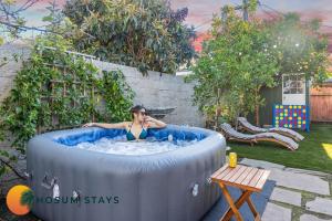 Modern Studio Near Stadium, Hot Tub, BBQ