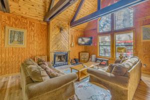 Peaceful and Private Cloudcroft Cabin with Deck!