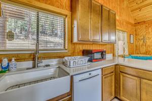 Peaceful and Private Cloudcroft Cabin with Deck!
