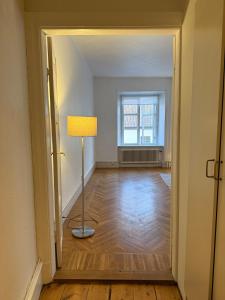 Sekelskiftslägenhet mitt i Visby