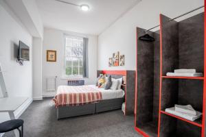 Luxury Apartment with Bar, Parking and Pool Table & More