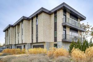Hike, Ski and Explore SLC Walkable Luxury Townhome