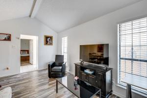 Explore the City with Ease! Quiet East Dallas Base