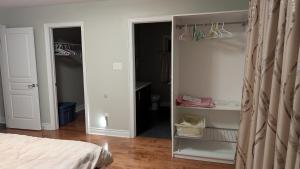 Bright Room Private Bathroom Parking Available min 30 nights