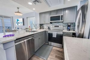 Bay Watch 2BR Oceanfront Condo w Hot tubs & Pools