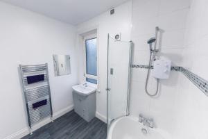 Spacious 5BR 2 Bath House in Sunderland Perfect for Contractors and Families