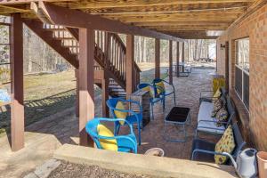 10 Mi to Downtown Clarksville Studio with Patio!