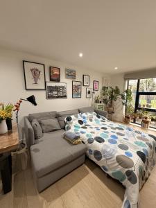 House in Walthamstow, London with Patio Near Tube and Overground