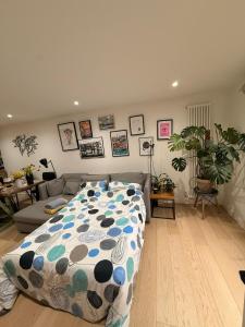 House in Walthamstow, London with Patio Near Tube and Overground