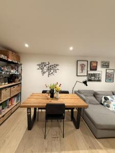 House in Walthamstow, London with Patio Near Tube and Overground