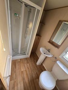 JY Holiday Caravans Wales, Oakfields Towyn Coastal Caravan Sleeps 6