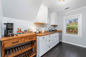 Charming Cape Cod w fenced yard dog-friendly