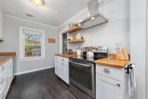Charming Cape Cod w fenced yard dog-friendly
