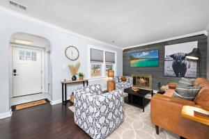 Charming Cape Cod w fenced yard dog-friendly