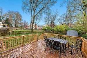 Charming Cape Cod w fenced yard dog-friendly