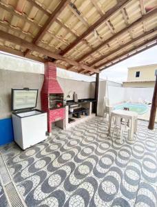 Casa com Piscina, ar e churrasqueira a 1 quadra da praia