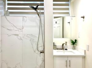 3Beds 2BA Cherry Blossom Suite - Free Parking - Central Oakridge Neighbourhood