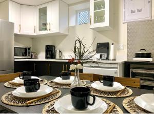 3Beds 2BA Cherry Blossom Suite - Free Parking - Central Oakridge Neighbourhood