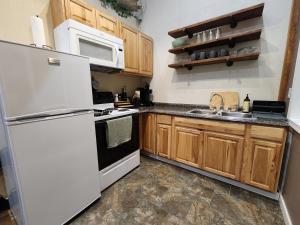 Cozy Retreat with Fire Pit, Deck, BBQ, Right Off I-5