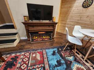 Cozy Retreat with Fire Pit, Deck, BBQ, Right Off I-5