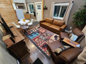 Cozy Retreat with Fire Pit, Deck, BBQ, Right Off I-5