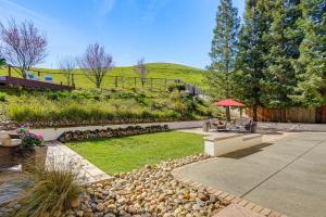 Fairfield Wine Country Getaway w Backyard Oasis!